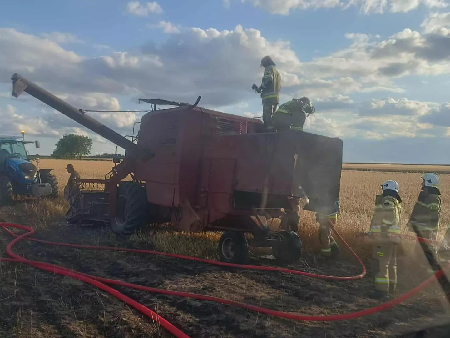 Pożar kombajnu pod Skierniewicami. Strażacy apelują do rolników o jedno