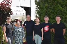 Na zdjęciu od lewej: kierownik działu skupu OSM Głuchów Karolina Antonkiewicz, prezes OSM Głuchów Teresa Jędraszek oraz hodowcy Michał, Magdalena, Bartosz i Jakub Topolscy