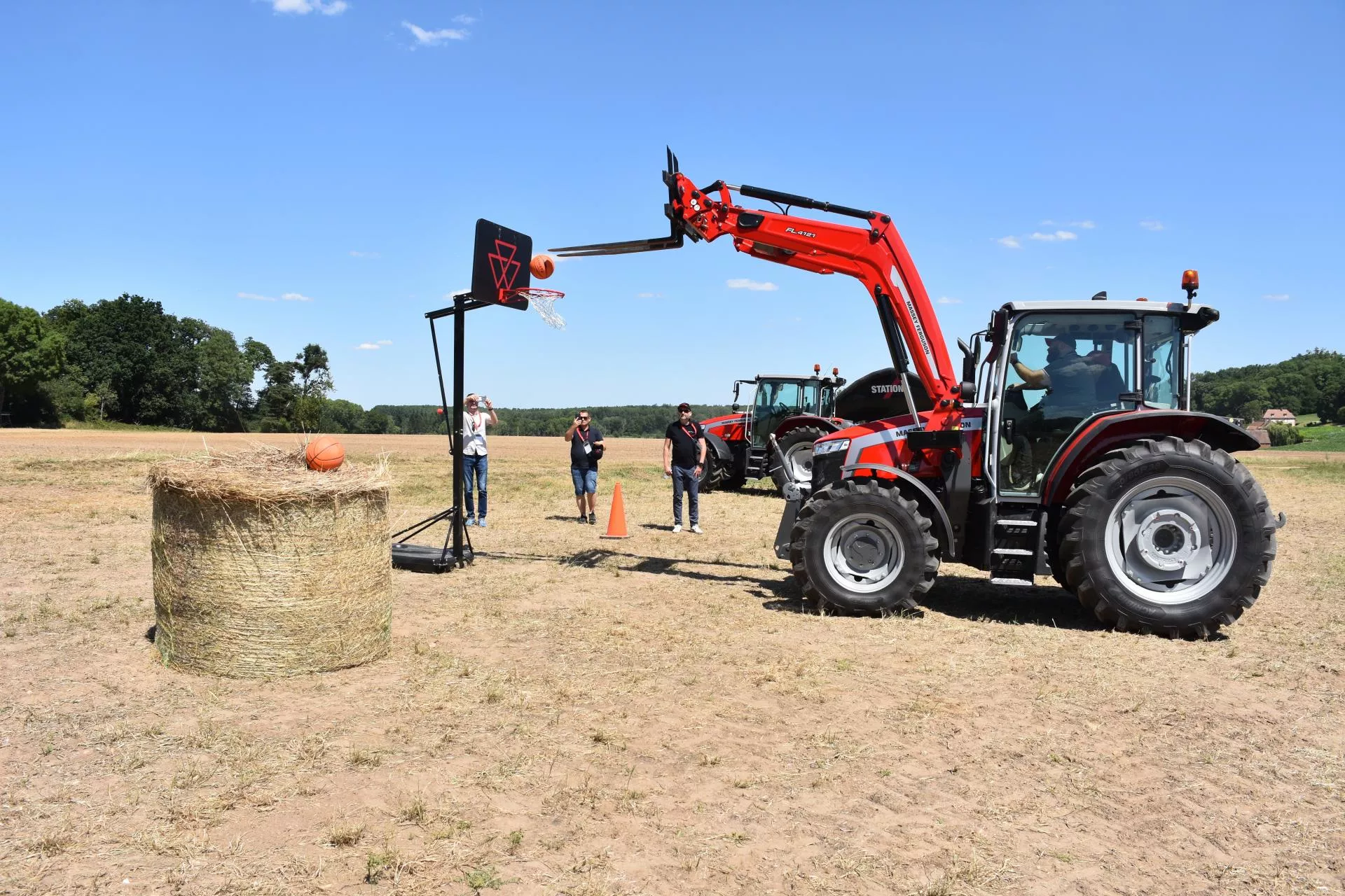 Koszykówka z Massey Ferguson 5M