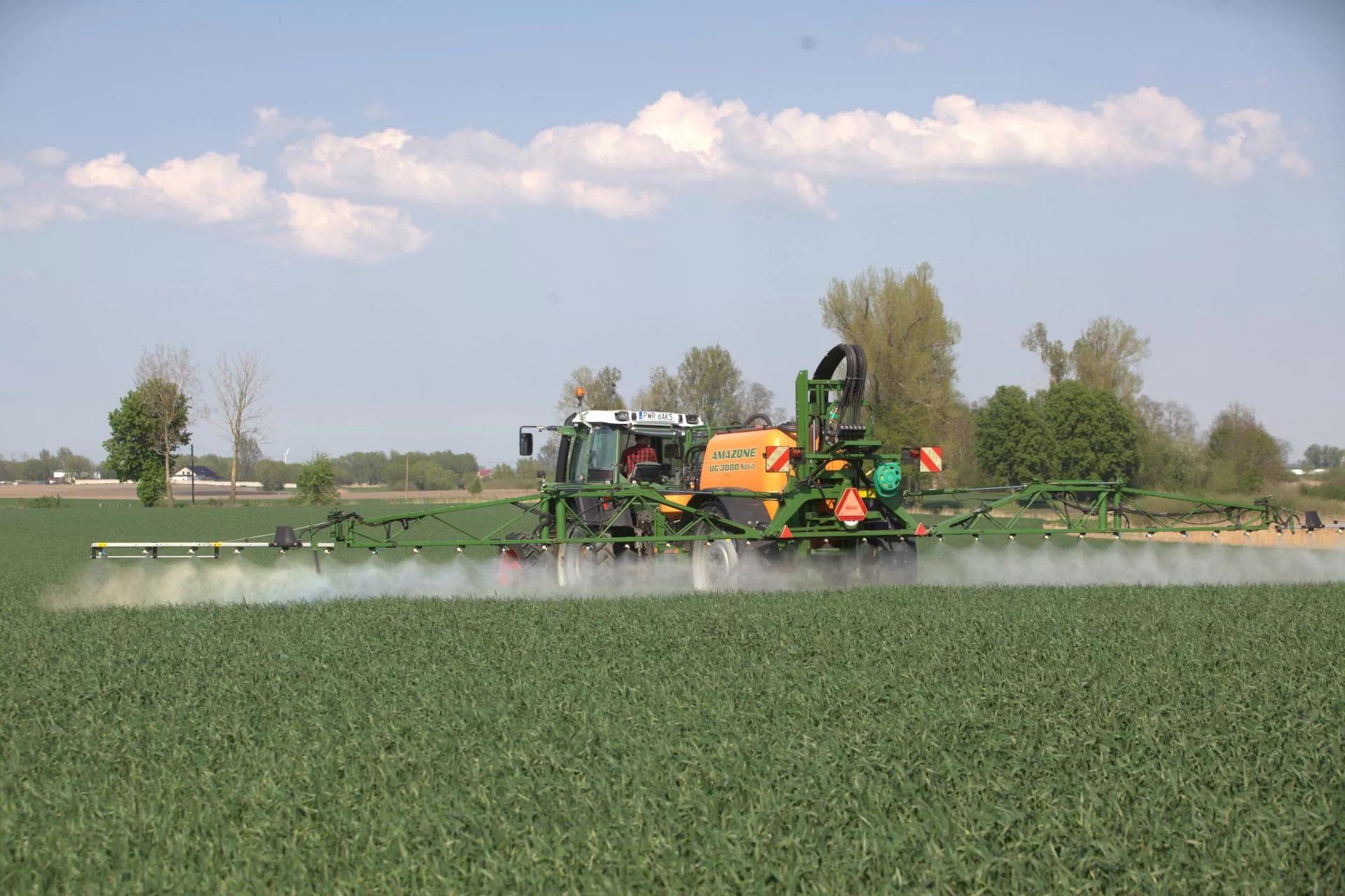 Bruksela zakazuje, ale nie pomaga. Rolnicy chcą 5 lat i dopłat