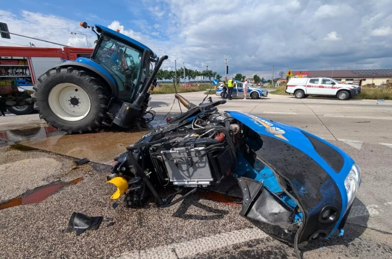 Dramatyczny wypadek pod Sochaczewem. Ciągnik rozpadł się na pół [FOTO]