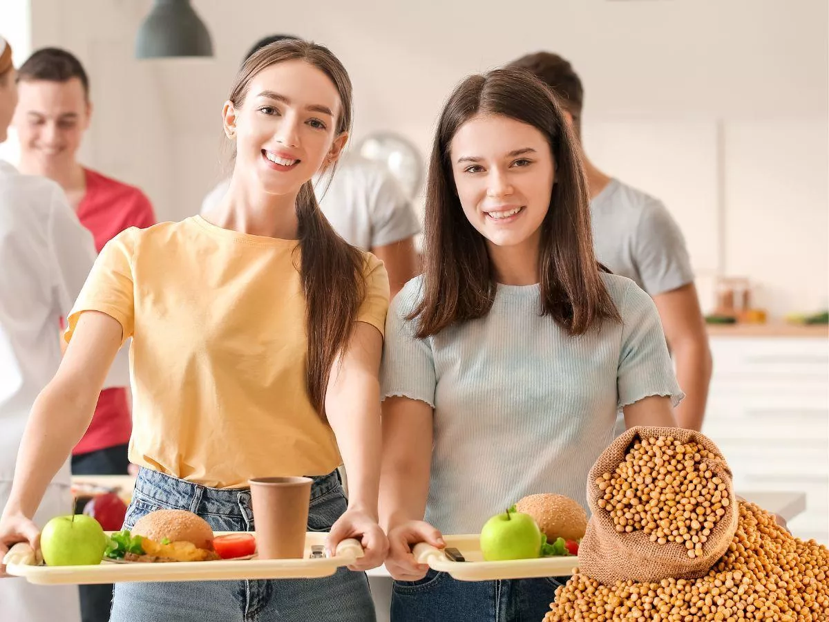 Rząd przymusza dzieci do bezmięsnych obiadów. Rolnicy biją na alarm