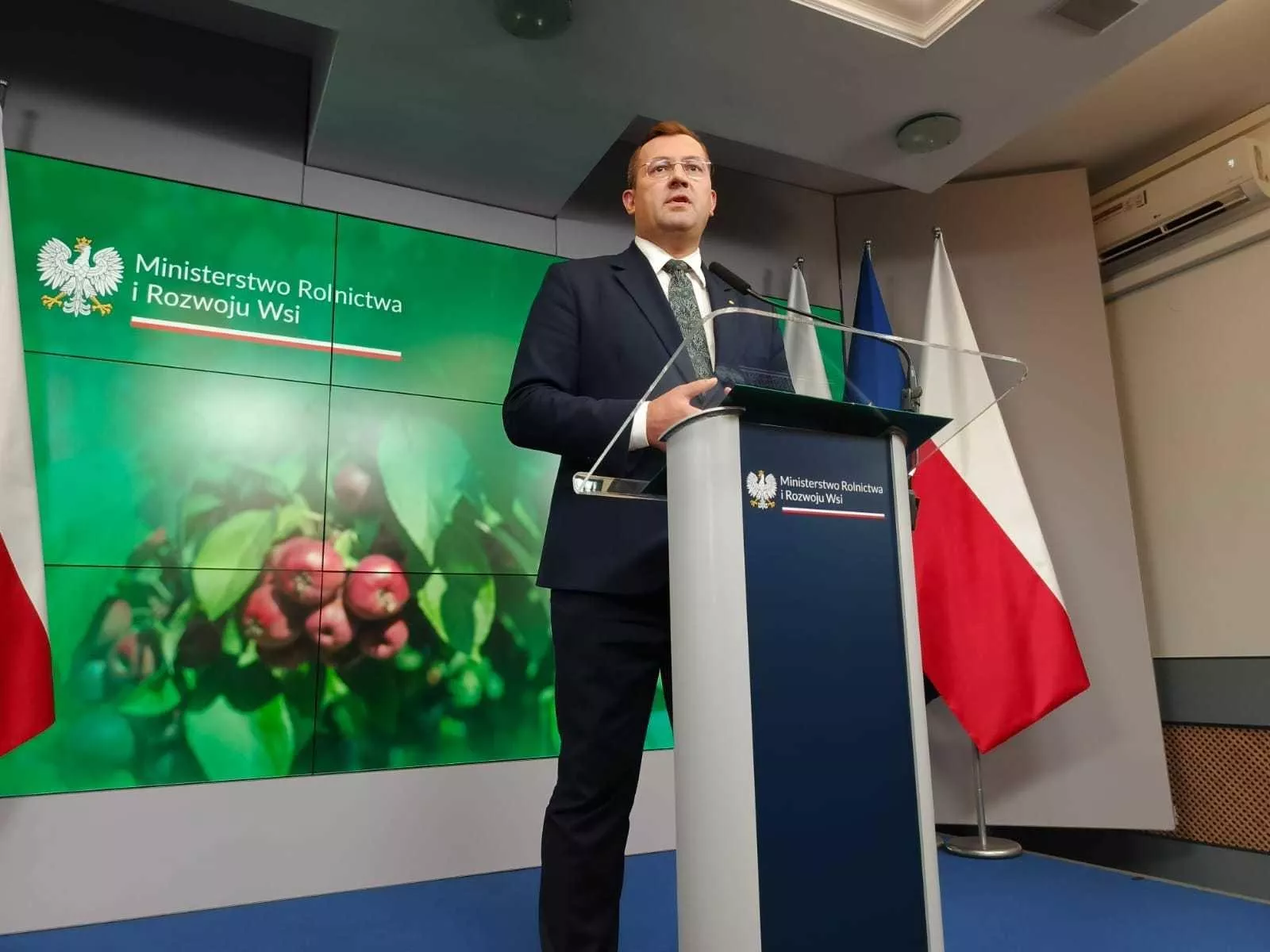 PILNE! Minister Krajewski wstrzymuje przetargi na OPR-y. Rolnicy zaskoczeni