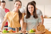 Rząd przymusza dzieci do bezmięsnych obiadów. Rolnicy biją na alarm