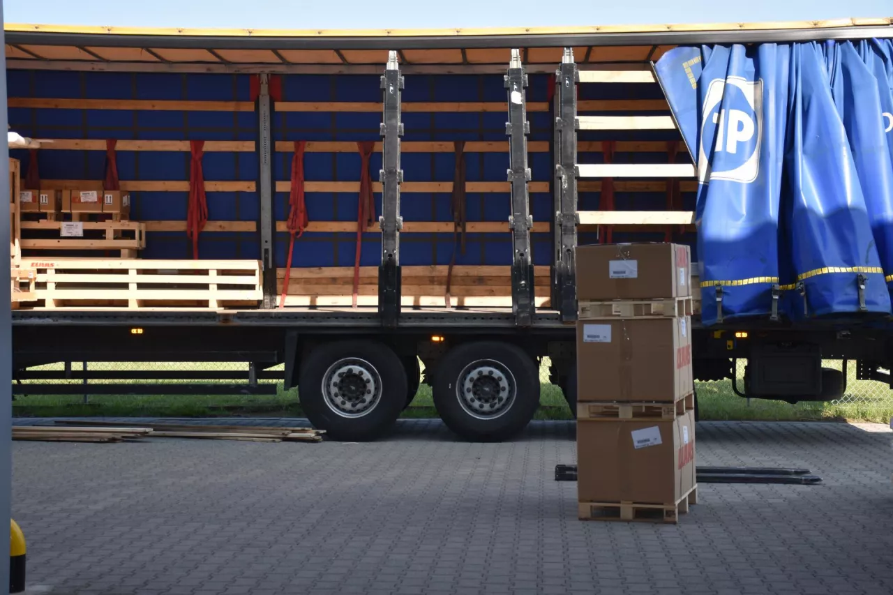 Claas Polska wysyła do Niemiec samochody ciężarowe, które przywożą odpowiednie zapasy części