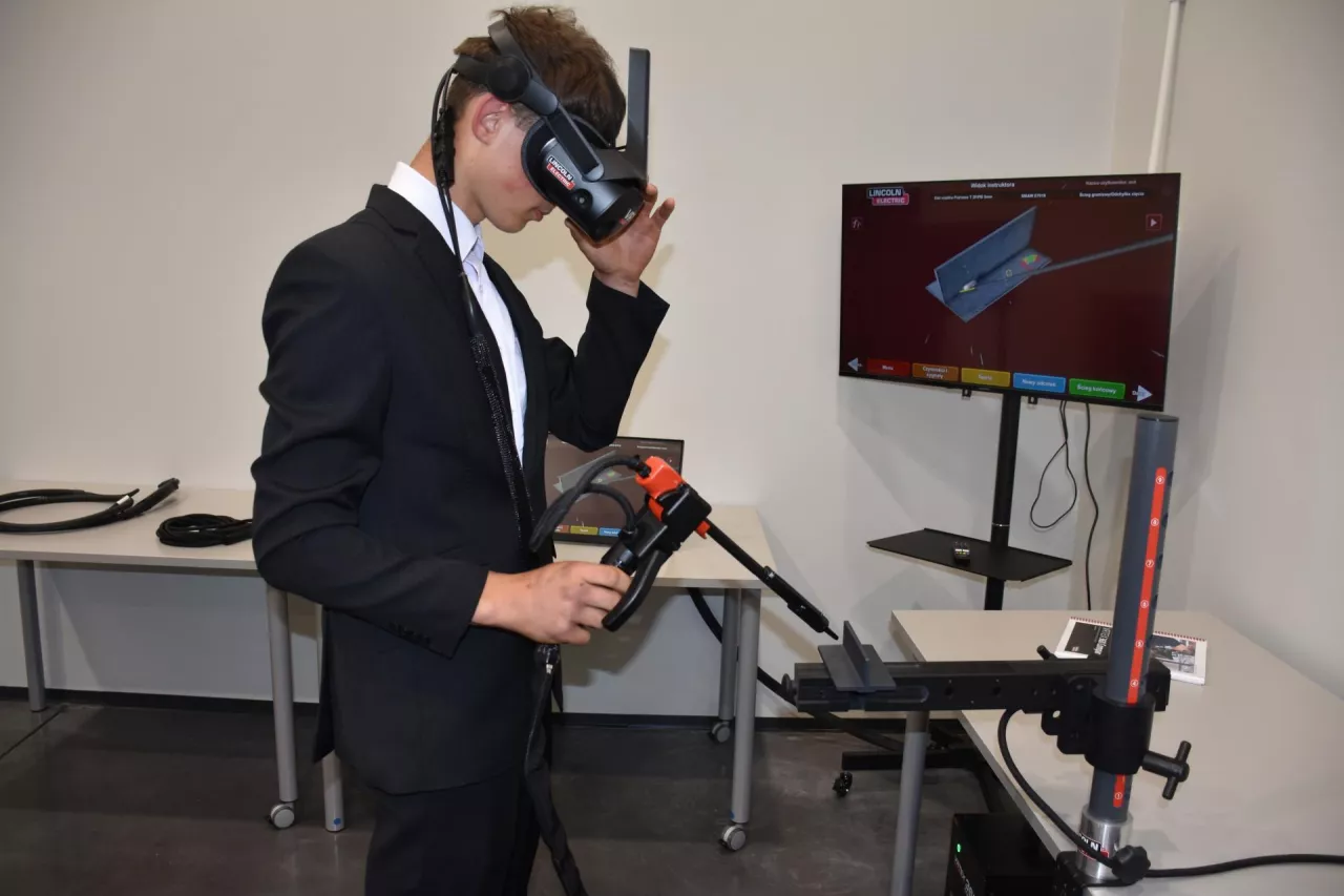 Jest również wirtualny symulator służący do nauki spawania