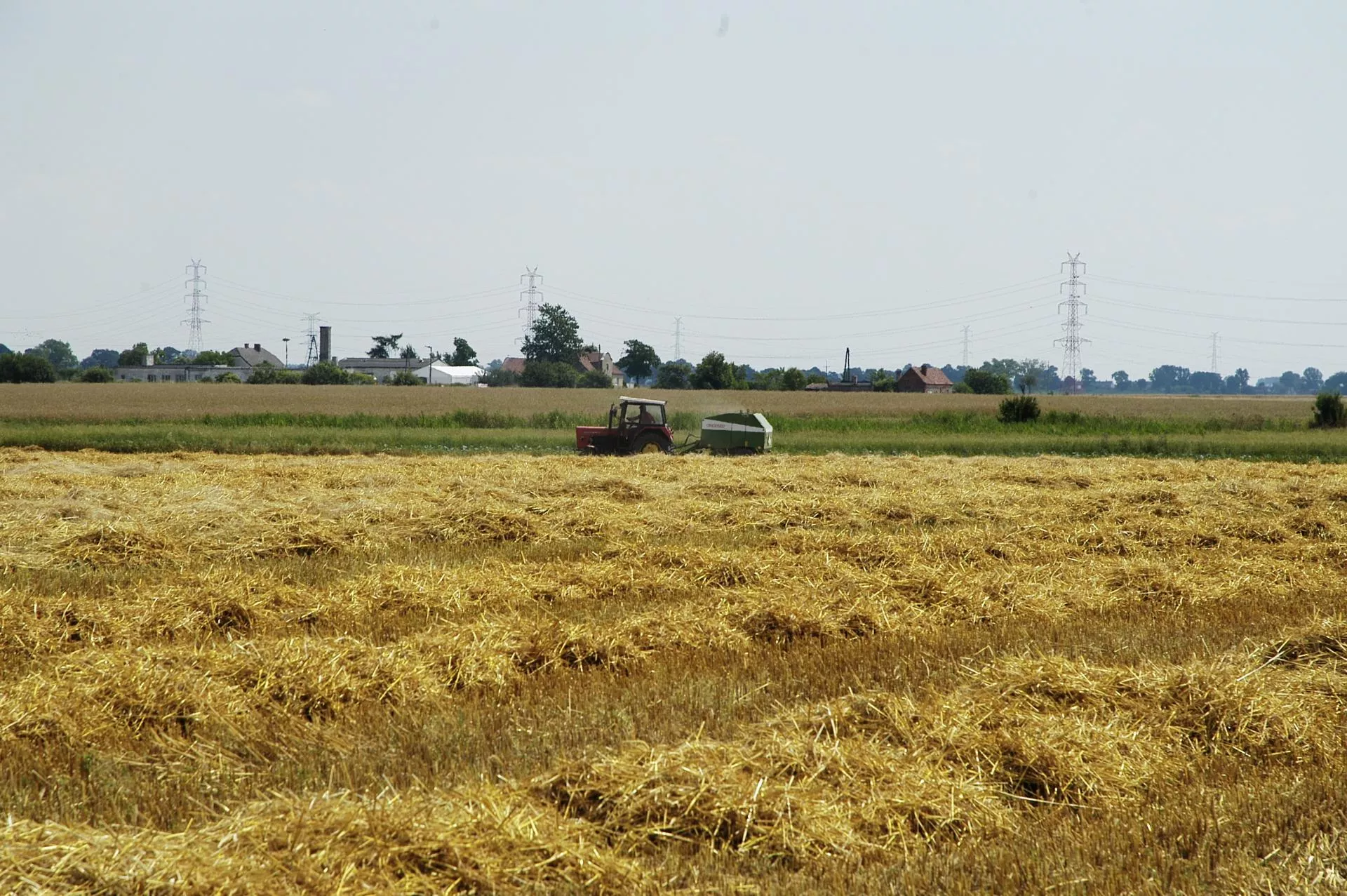 Dopłaty za słomę dwa razy niższe. Opłaci się rolnikom zostawiać ją na polu?