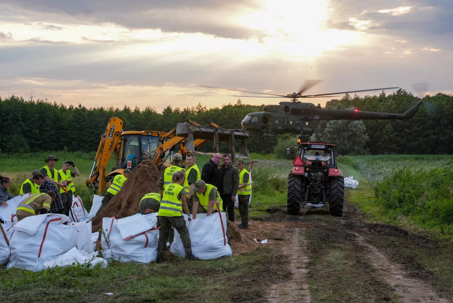 Rolnicy z Żuław patrzą, jak ich pola toną. Minister Krajewski: będzie pomoc i szybkie wypłaty [WIDEO, FOTO]