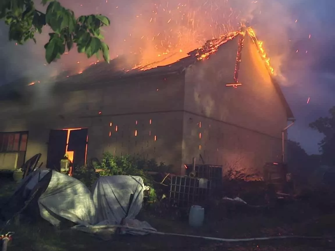 Rolnikom spłonęła stodoła i 25 ton zboża. Zwierzęta są bez dachu i paszy