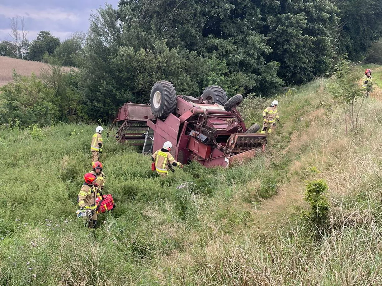 Kombajn dachował na Kujawach. Groźny wypadek podczas żniw