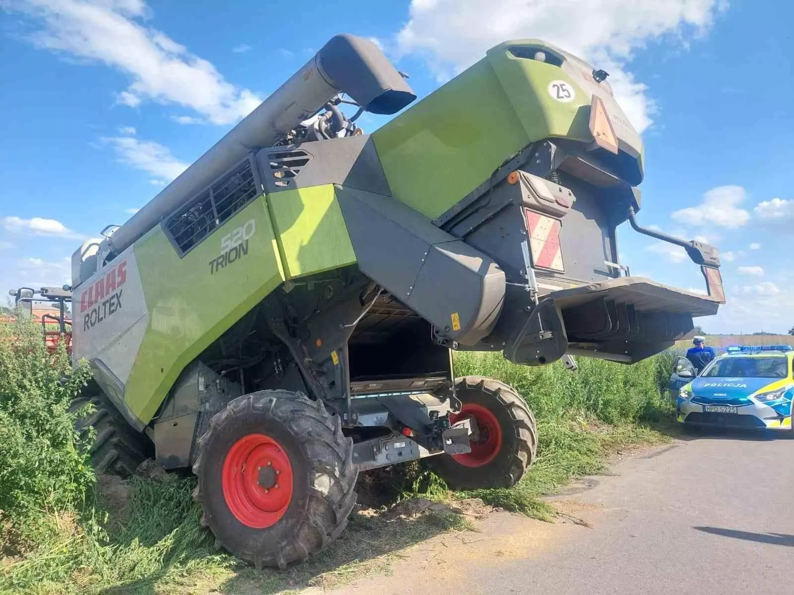 Kombajn wpadł do wykopu podczas żniw. Policja bada sprawę