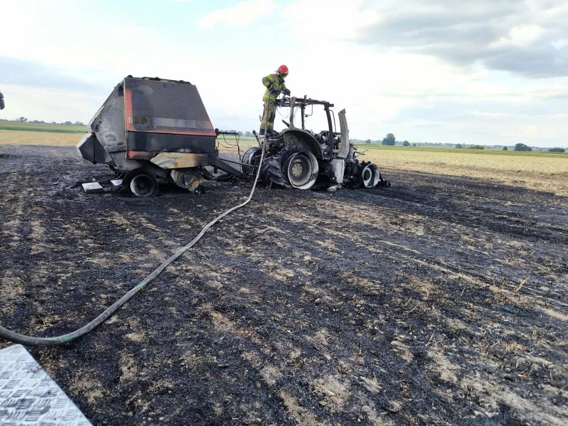 Pech rolnika spod Łowicza. Spłonął mu ciągnik i prasa rolnicza