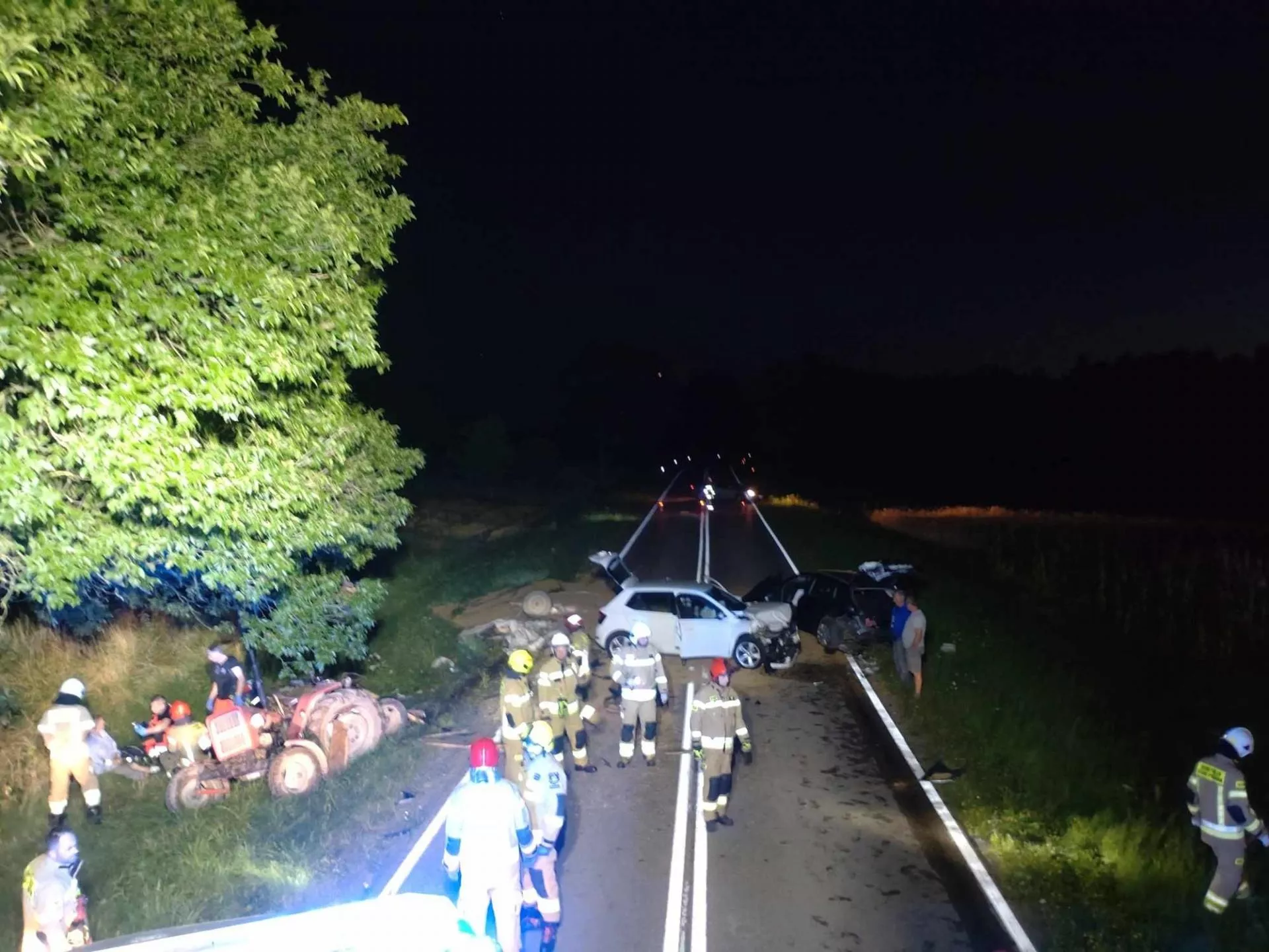 19-latek w Renault staranował Ursusa z przyczepą pełną zboża