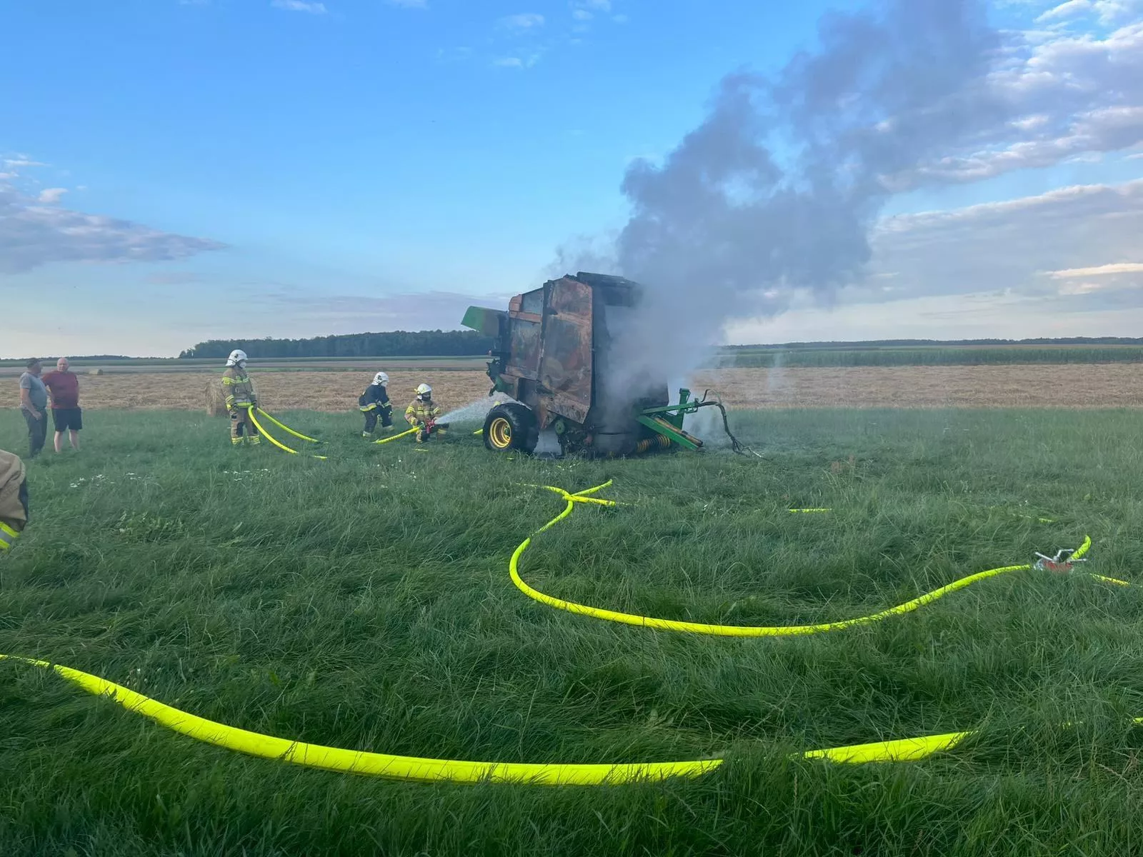 Pożar pod Siedlcami. Rolnik stracił prasę rolniczą