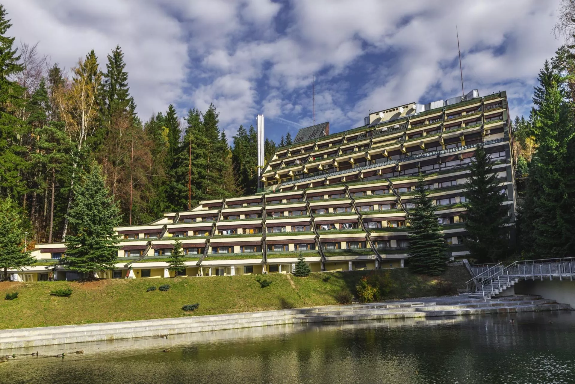Zajrzyj do środka sanatorium KRUS w Szklarskiej Porębie. Tak wypoczywają rolnicy [WIDEO]