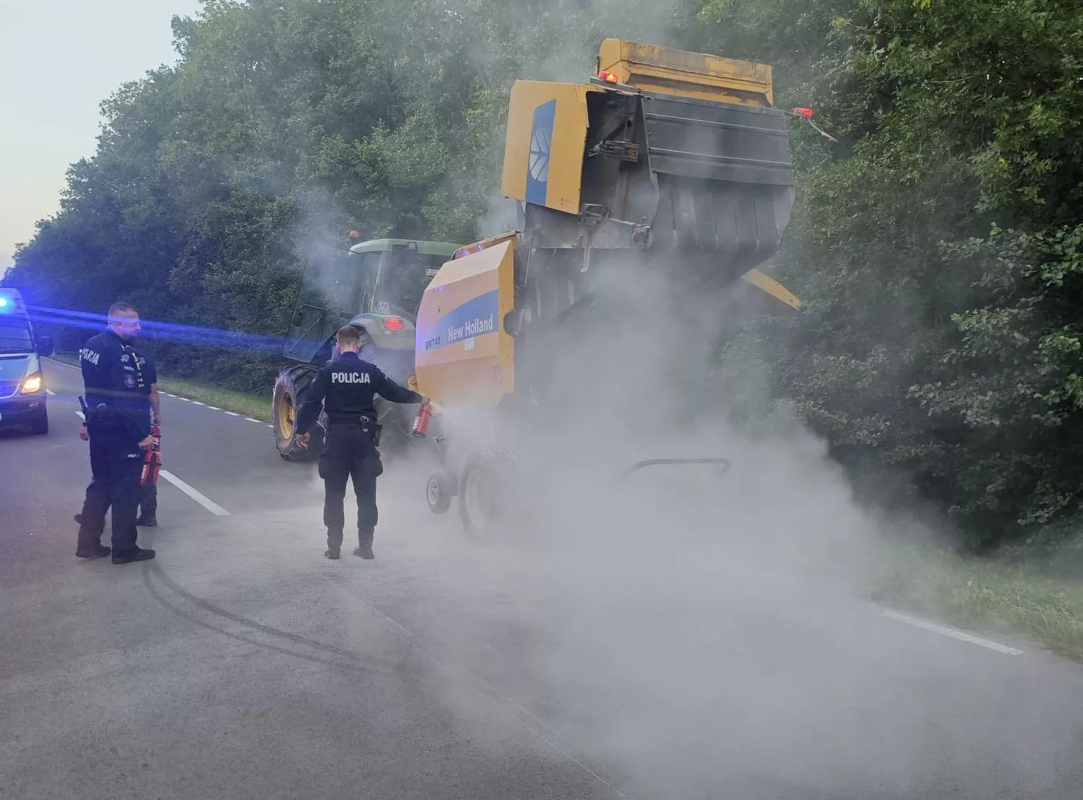 Prasa stanęła w ogniu. Rolnikowi pomogli... policjanci