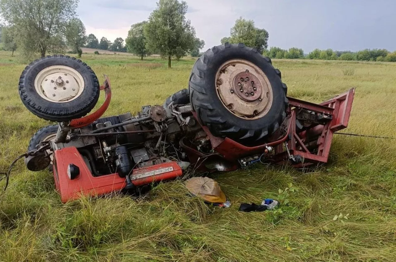 Dachowanie Ursusa. 83-letni rolnik ranny w wypadku pod Hrubieszowem