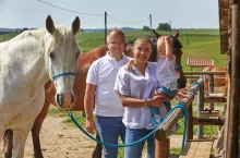 Artur i Julia z synem przy ukochanych koniach, których nie pozwalają eksploatować. Konie są raczej ich towarzyszami w procesie edukacji, a nawet pełnią funkcję nauczycieli i wręcz psychoterapeutów