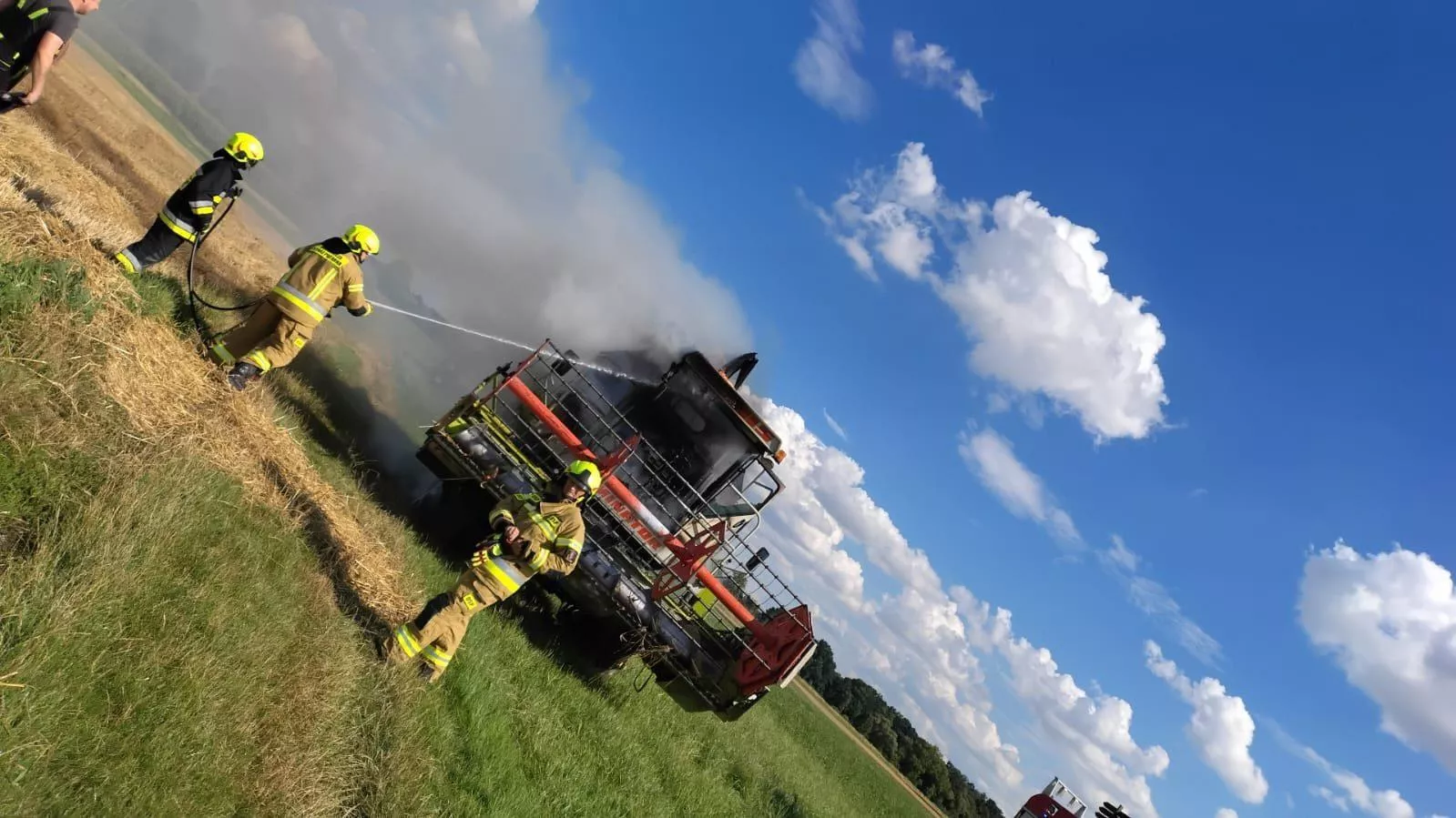 Pod Krapkowicami zapalił się kombajn. Ogień objął przednią część maszyny