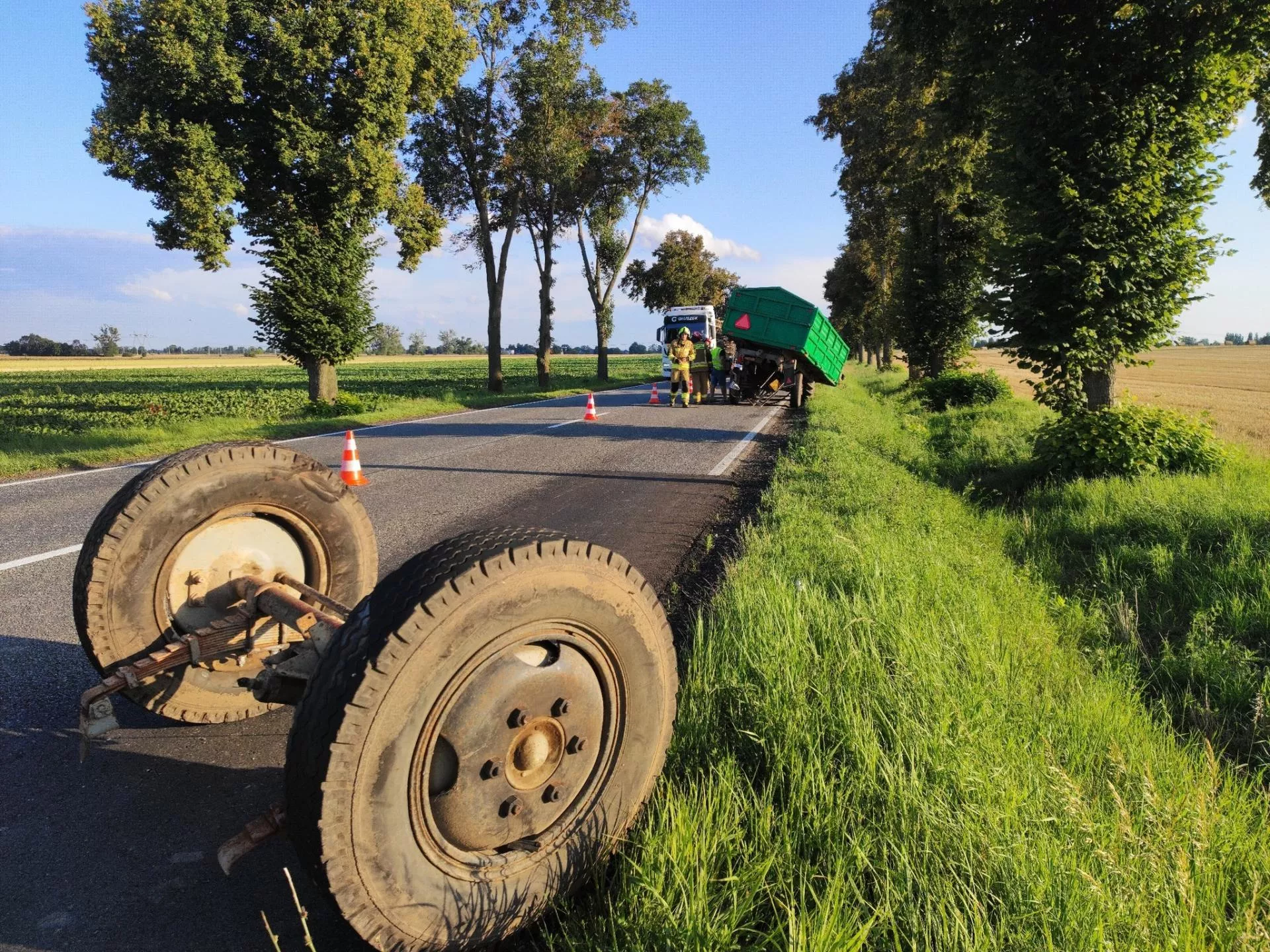 Staranował ciągnik rolniczy z przyczepą aż odpadły z niej koła [FOTO]