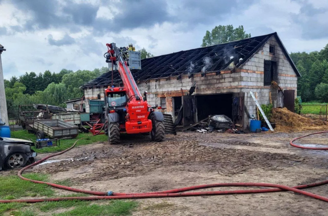 Stracili budynek gospodarczy, paszę i siano. Rodzinie rolnika można pomóc