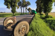 Zderzenie miało pokaźną siłę. Przyczepa zgubiłą jedną ośkę