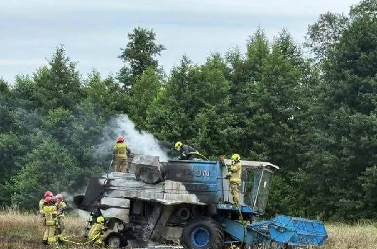 Kombajn Bizon stanął w płomieniach. W akcji dwa zastępy [FOTO]