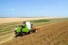 Widok z lotu ptaka na kombajn zbierający plony