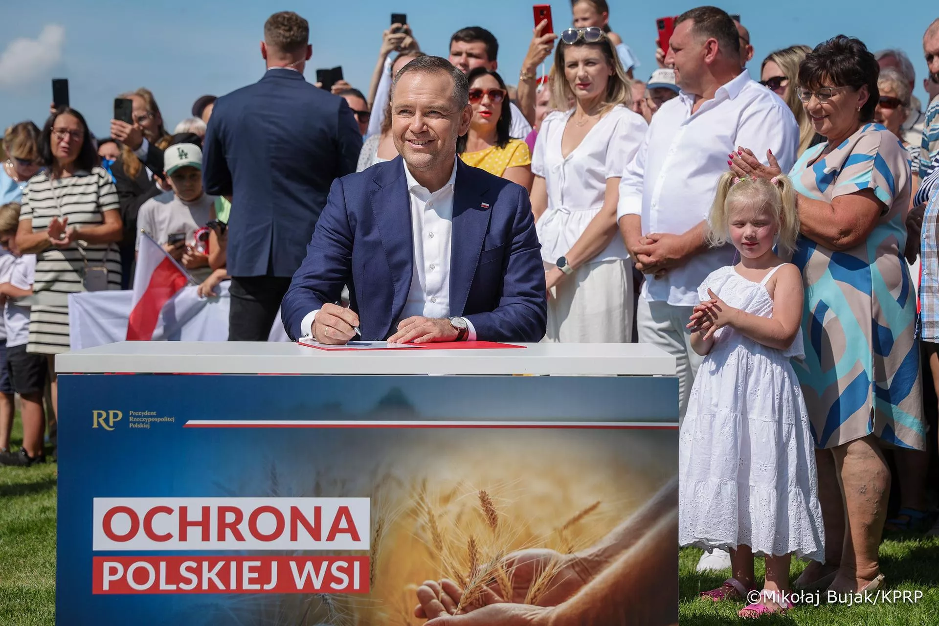 Prezydent podpisał projekt ustawy „Ochrona polskiej wsi”. "Polski rolnik, jak żołnierz w wojsku, odpowiada za bezpieczeństwo żywnościowe Polski"