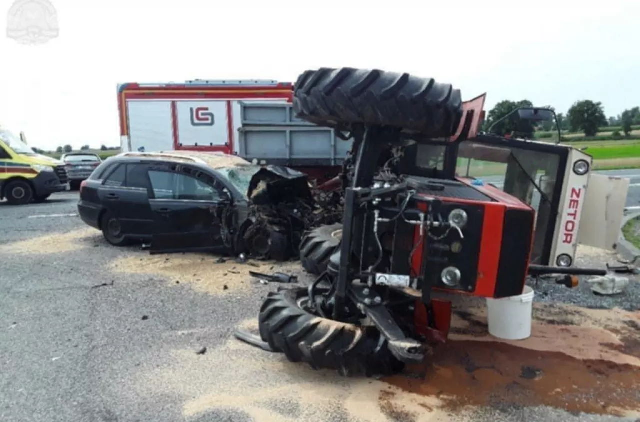 Toyota staranowała Zetora. Rolnik trafił do szpitala [FOTO]