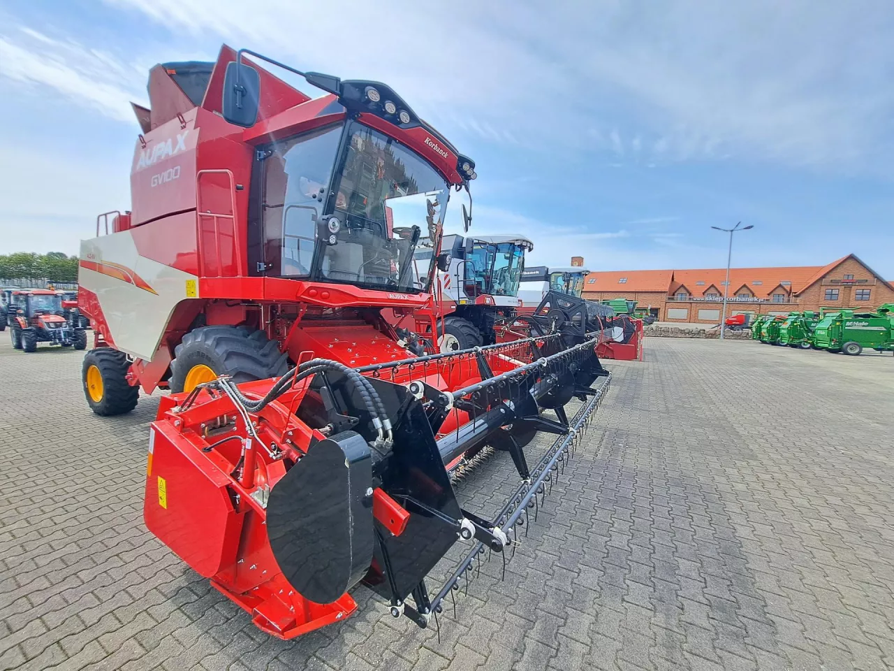 Kombajn Aupax GV100 dystrybuowany przez firmę Korbanek.