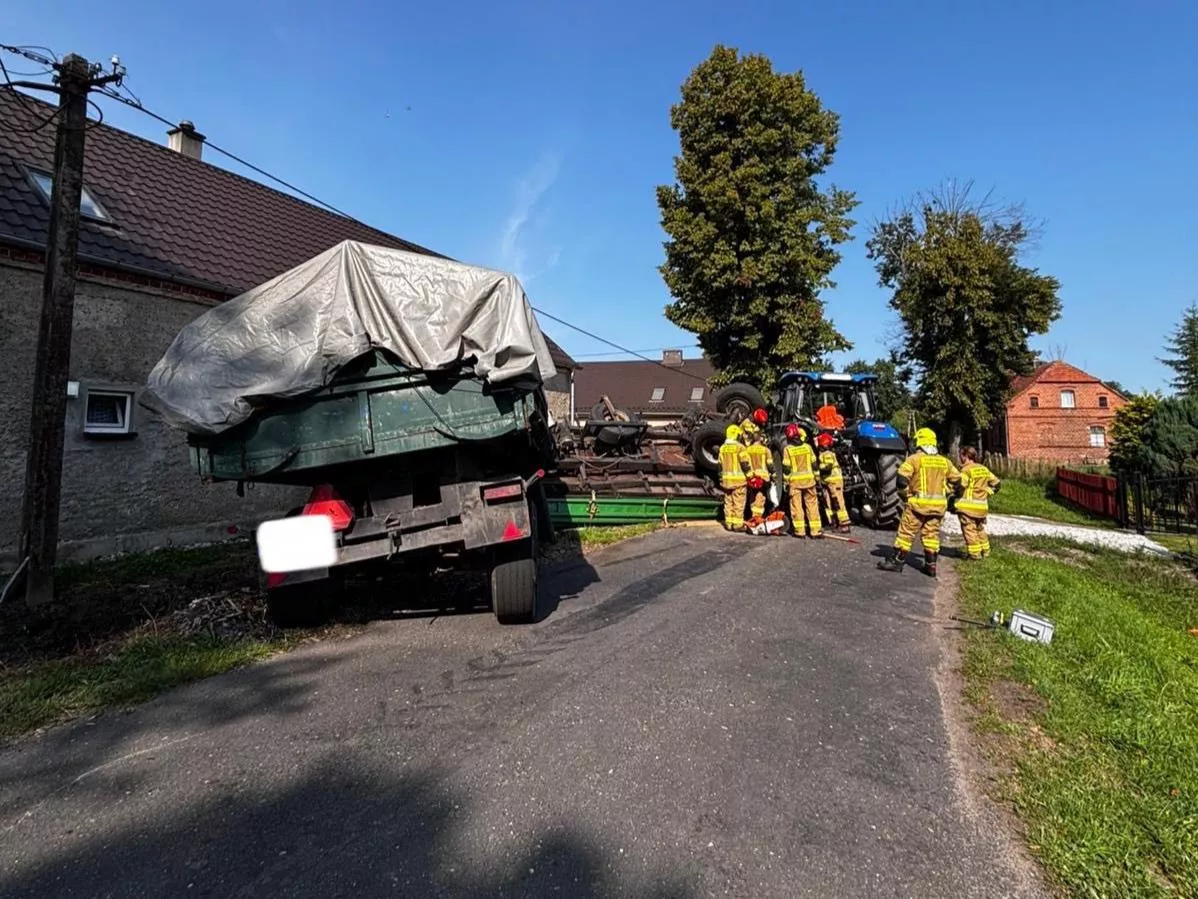 Wywrotka na drodze. Traktorzysta ukarany mandatem