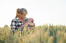 Kto opłaca składki emerytalno-rentowe w przypadku opieki nad dzieckiem rolnika?