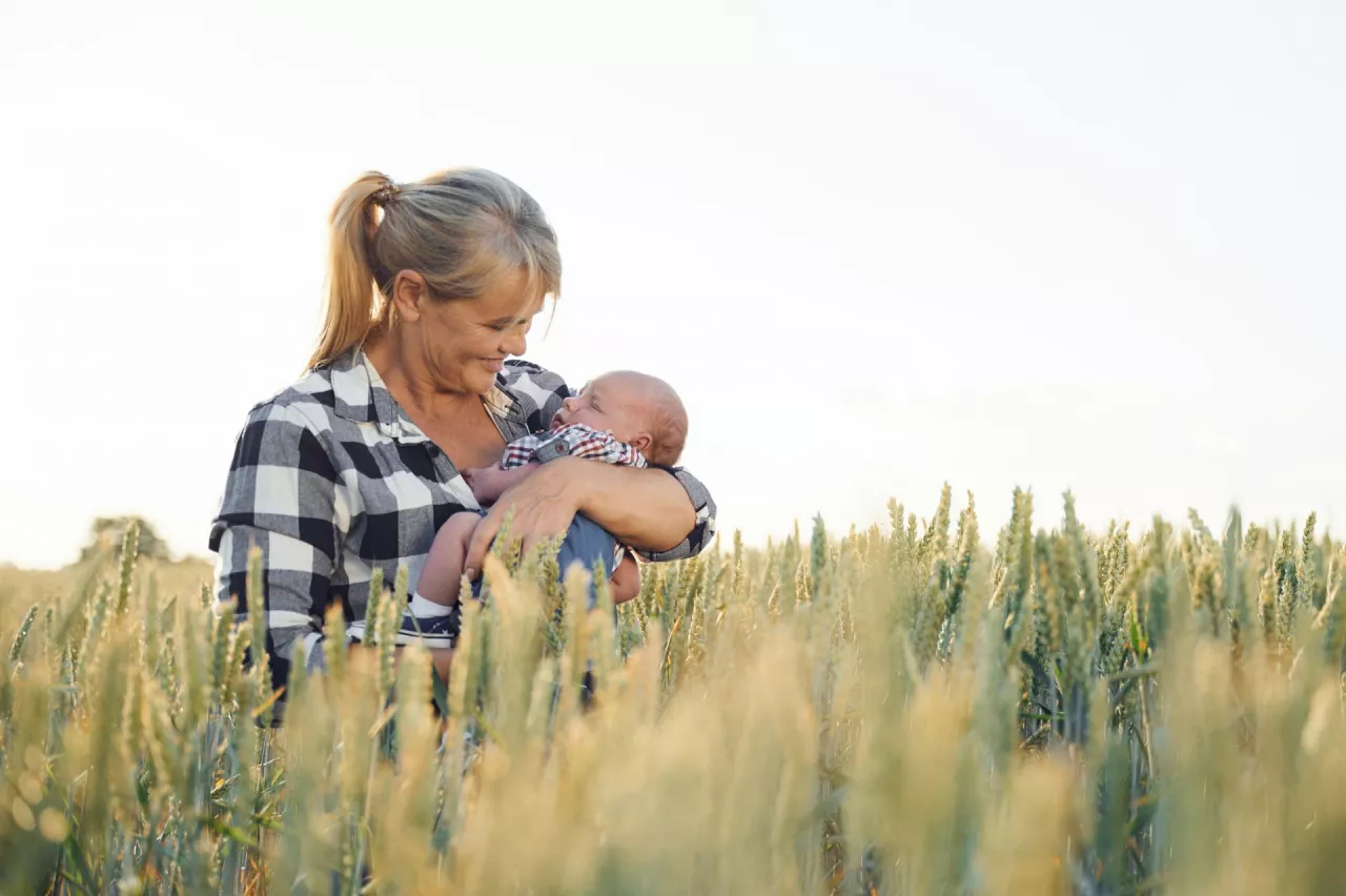 Kto opłaca składki emerytalno-rentowe w przypadku opieki nad dzieckiem rolnika?