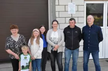 Na zdjęciu od lewej: babcia Alina, Dominik, Gabrysia, Amelka, Agnieszka i Grzegorz Staweccy oraz Leszek Markowski – kierownik działu skupu MSM Mońki