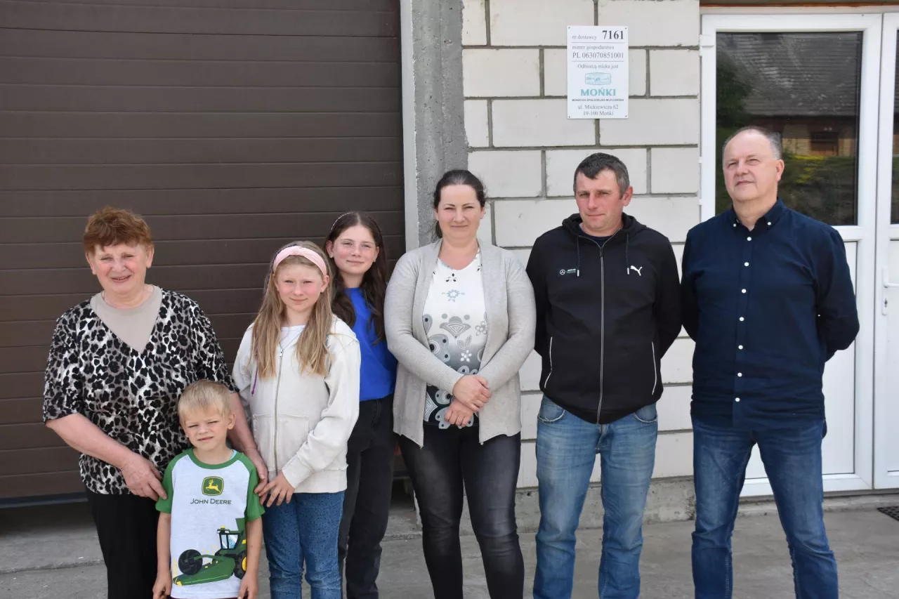 Na zdjęciu od lewej: babcia Alina, Dominik, Gabrysia, Amelka, Agnieszka i Grzegorz Staweccy oraz Leszek Markowski – kierownik działu skupu MSM Mońki