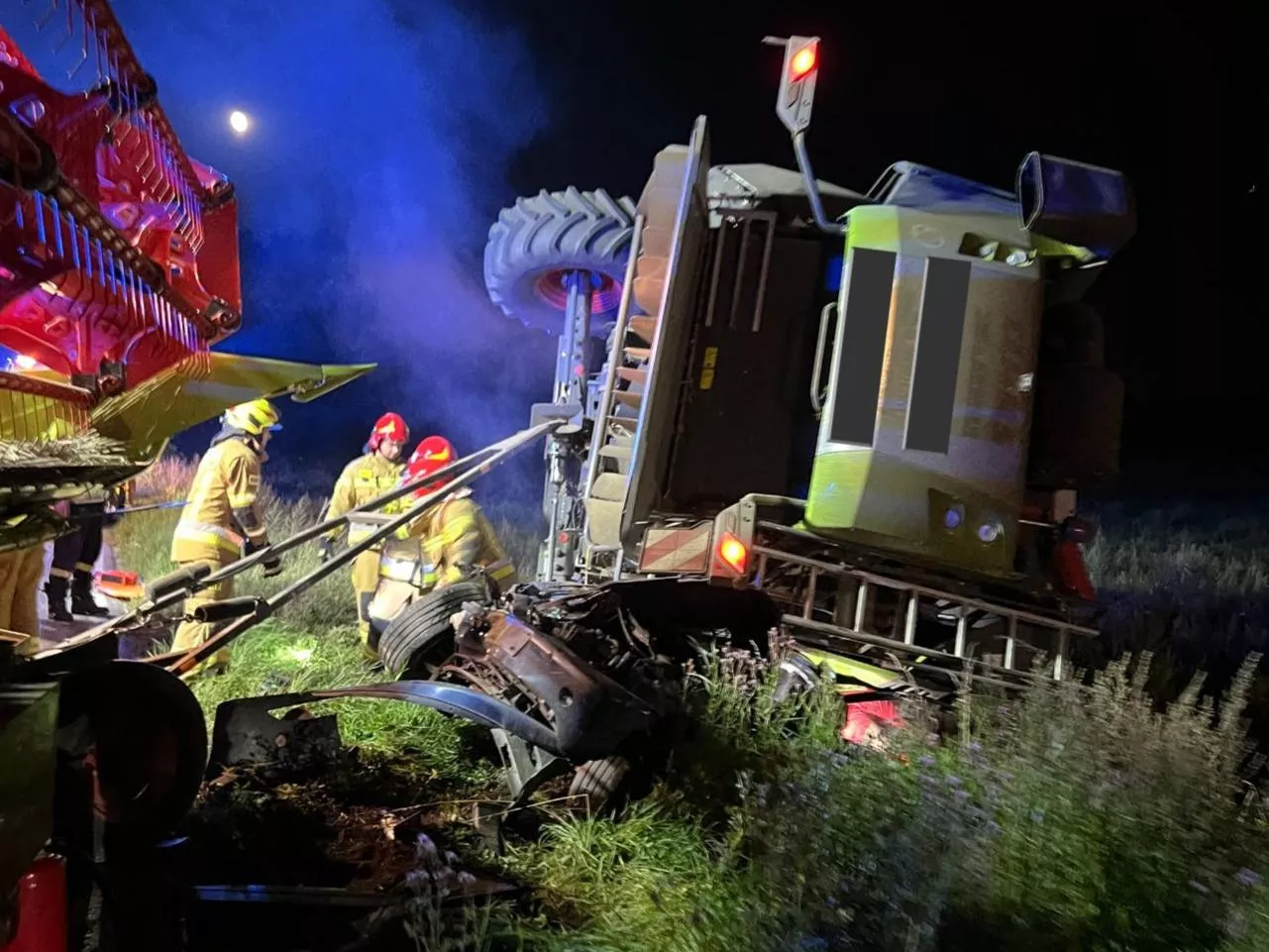 30-tonowy kombajn zmiażdżył osobówkę. Jedna osoba w stanie krytycznym
