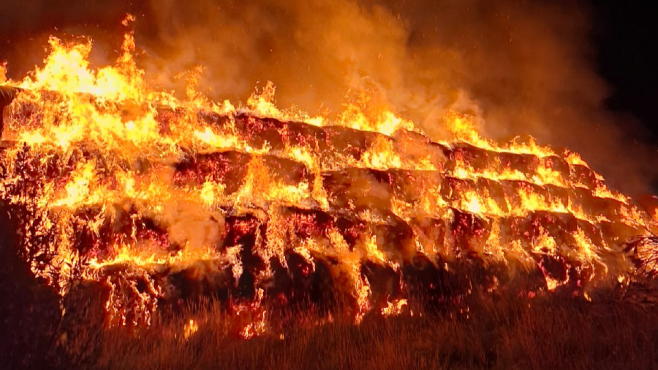 Około 600 balotów spowitych płomieniami