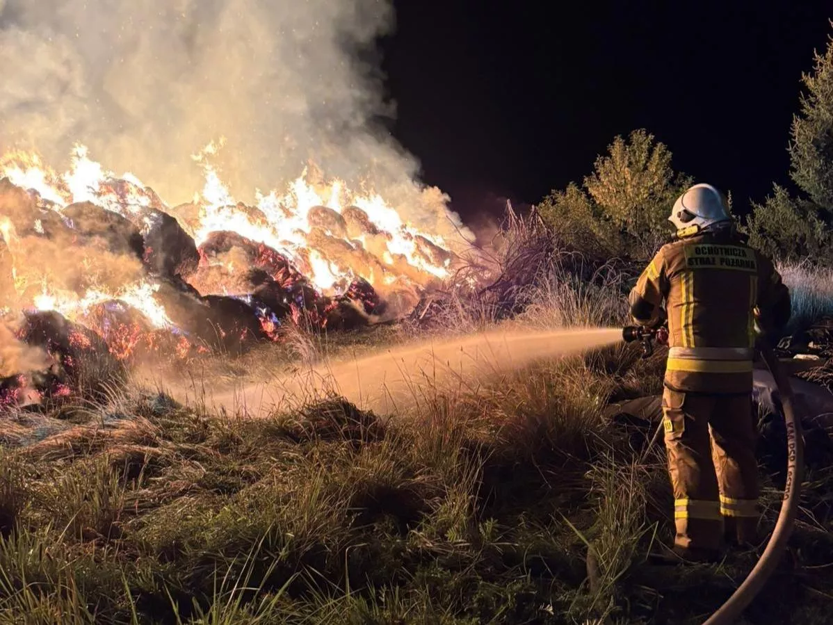 Podpalił 600 balotów. 18-latak już w rękach policji