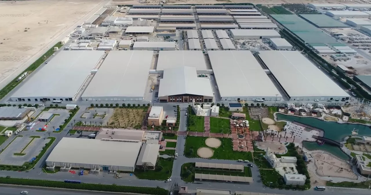 Ferma bydła zbudowana przez firmę Baladna w Katarze. Podobne powstaną w Algierii. Wodę potrzebną do produkcji pasz i dla zwierząt będą czerpały spod ziemi dzięki 700 odwiertom