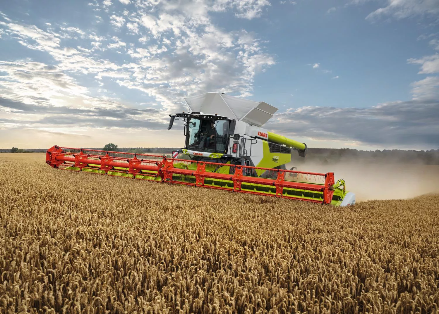 Kombajn zbożowy wjechał w imprezę urodzinową. Za kierownicą nikogo nie było
