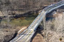 Tymczasowy most na rzece Strzegomce zbudowało wojsko po ubiegłorocznej powodzi