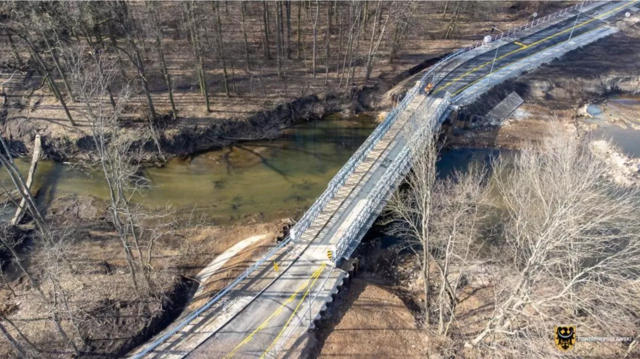 Tymczasowy most na rzece Strzegomce zbudowało wojsko po ubiegłorocznej powodzi