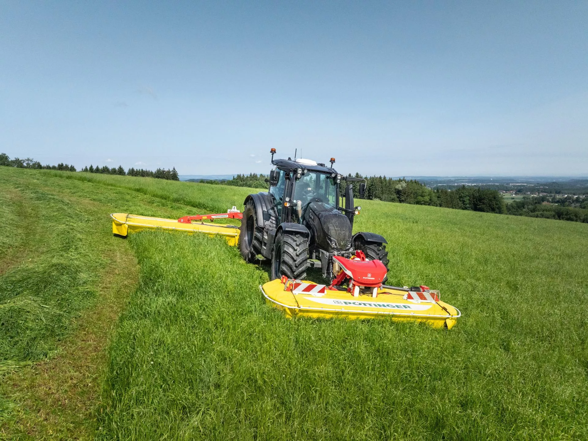 Kosiarka, która skręca razem z ciągnikiem. Nowość od Pöttinger