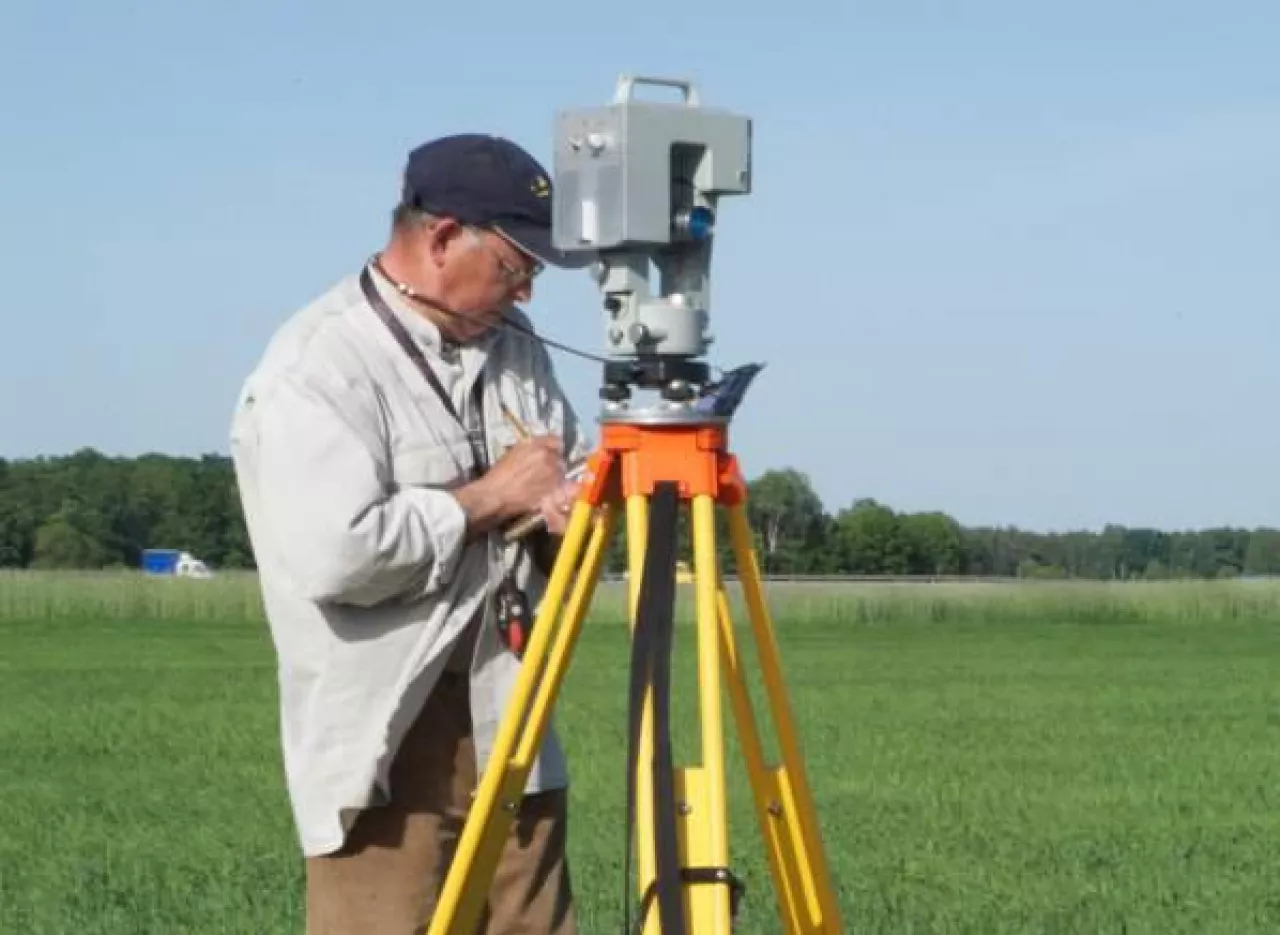 Geodeta wykonujący pomiary działki