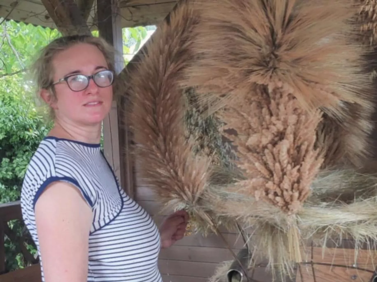 

Aleksandra Habiera-Węcławek ze wsi Dobrzenica (pow. piaseczyński, gm. Prażmów) gospodaruje na 80 ha, w tym 20 ha własnych i 60 ha dzierżawy.

