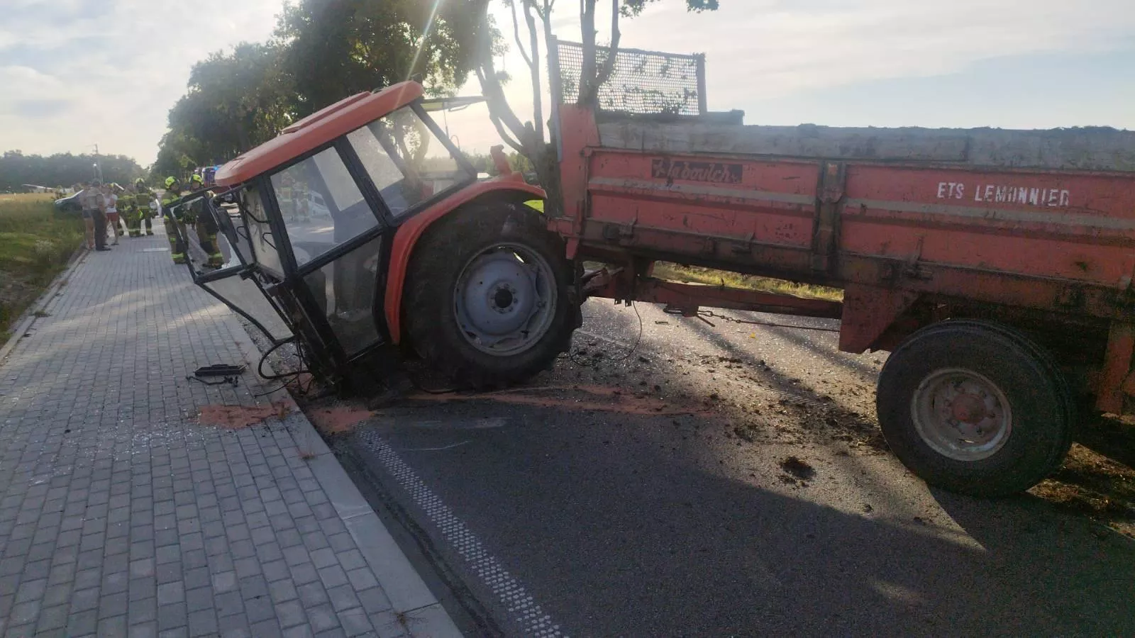 Dramatyczny wypadek pod Płońskiem. Ciągnik rozpadł się na pół [FOTO]