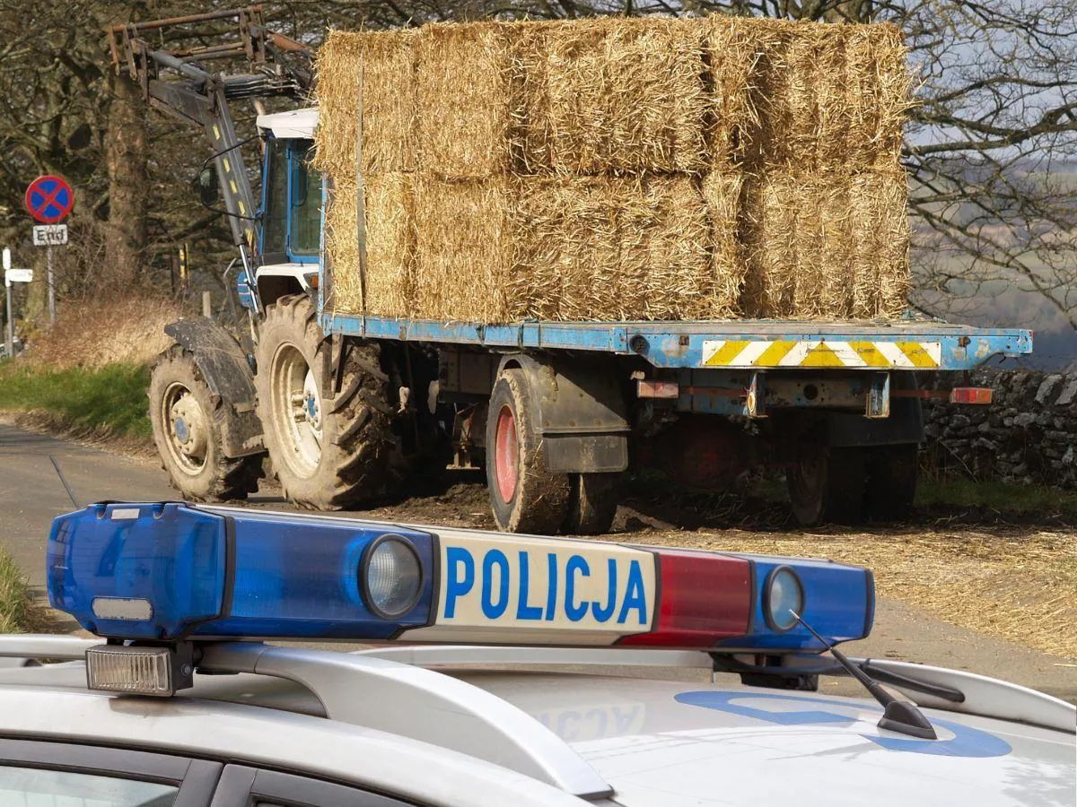 Czy rolnik musi posprzątać drogę po żniwach? Policja wyjaśnia