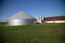 Coraz bardziej popularnym źródłem
energii odnawialnej w gospodarstwach
z hodowlą są mikrobiogazownie.