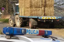Czy rolnik musi posprzątać drogę po żniwach? Policja wyjaśnia